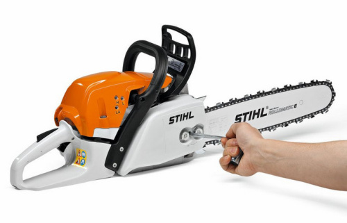 STIHL MS 260 - боковое расположение винта натяжения цепи