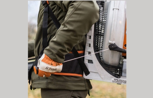 STIHL BR 800 C-E - для быстрого запуска двигателя рукоятка стартера расположена сбоку