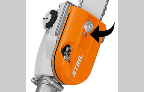 STIHL HT 135 - боковое расположение винта натяжения цепи