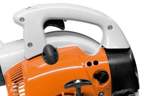 STIHL SH 56 - эргономичная рукоятка со встроенными элементами управления двигателем