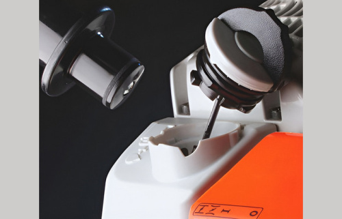 STIHL MS 230 (16″) - крышки топливного и масляного баков специальной конструкции