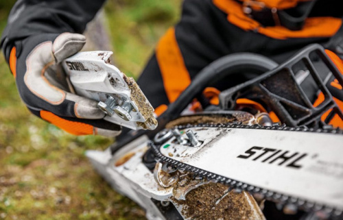 STIHL MS 201 TC-M - нетеряемые гайки на крышке цепного колеса