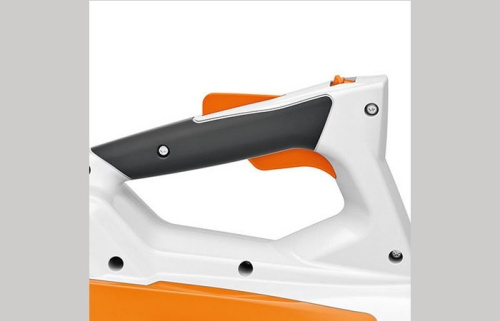 STIHL BGA 45 - удобная рукоятка с мягкой резиновой накладкой