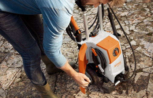 STIHL RE 120 - отсек для хранения сетевого кабеля и форсунок